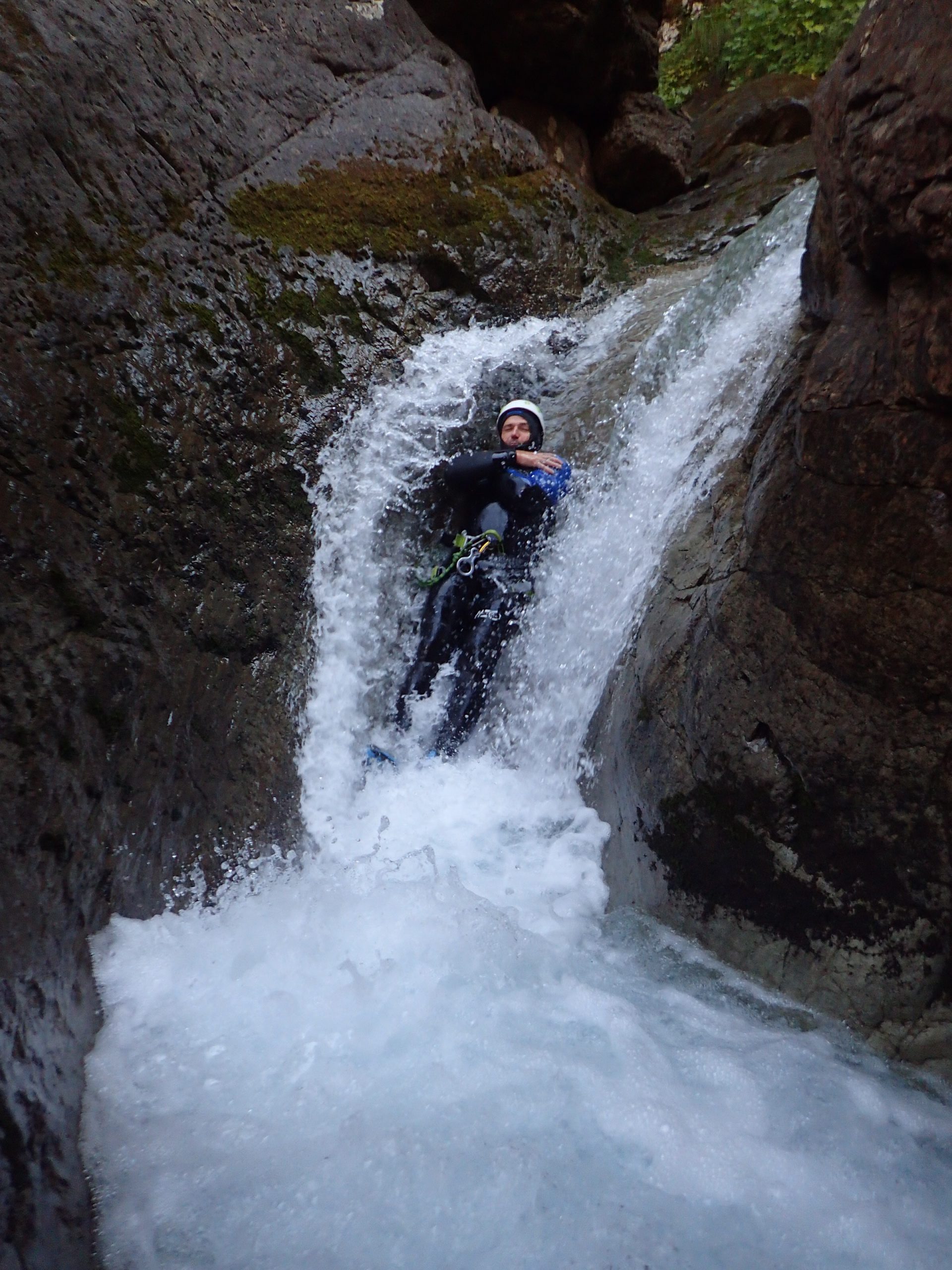 Saut dans une vasque canyoning